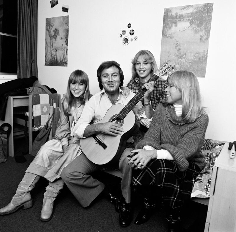 Des O'Connor playing guitar at home with his daughters Tracy and Samantha and wife Gillian, 7th February 1978. (Photo by Crump/Mirrorpix/Getty Images)