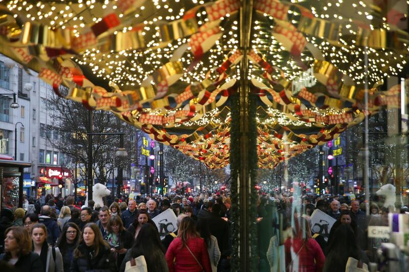Shoppers walk under Christmas decorations along the main shopping street Oxford Street in London, on December 20, 2017.
Shoppers crowded Oxford Street, a main shopping high street in London, less than a week before Christmas. 

 / AFP PHOTO / Daniel LEAL-OLIVAS