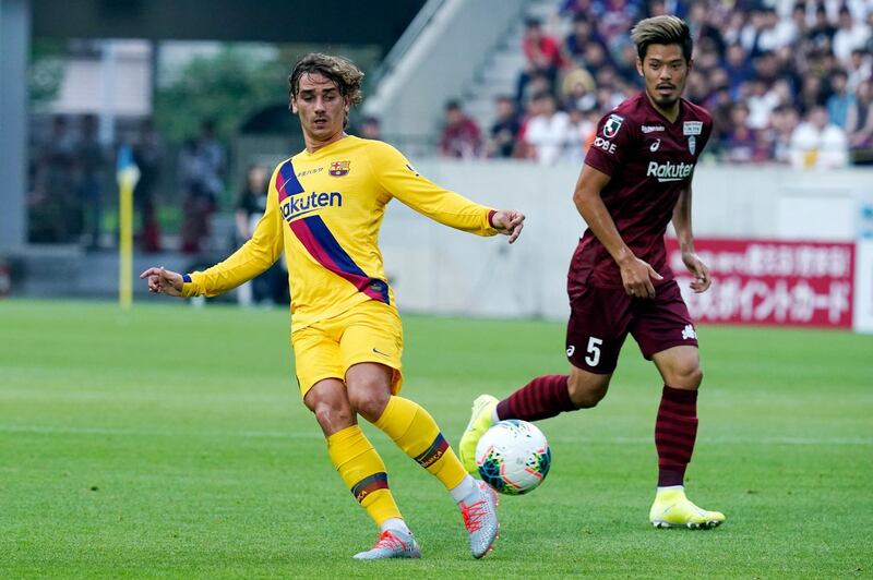 Barcelona's Antoine Griezmann, left, and Vissel Kobe's Hotaru Yamaguchi compete for the ball. AP Photo