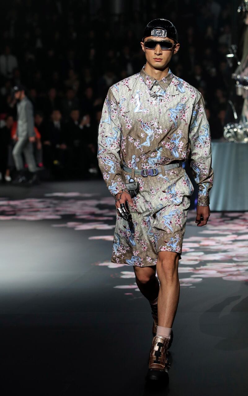 epa07199518 A model presents a creation from the Dior Men Pre-Fall 2019 collection by British fashion designer Kim Jones in Tokyo, Japan, 30 November 2018.  EPA/FRANCK ROBICHON
