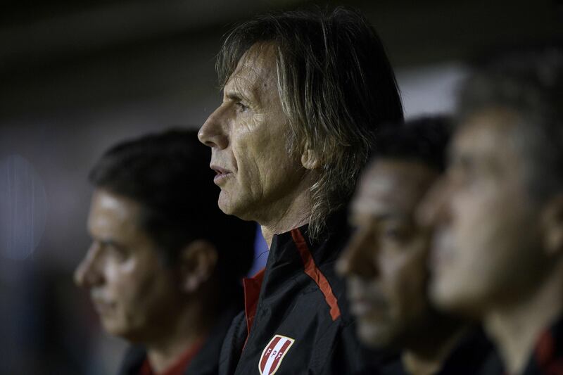 Peru's coach Ricardo Gareca (C) is pictured before the start of the 2018 World Cup qualifier football match against Argentina in Buenos Aires on October 5, 2017. / AFP PHOTO / Juan MABROMATA