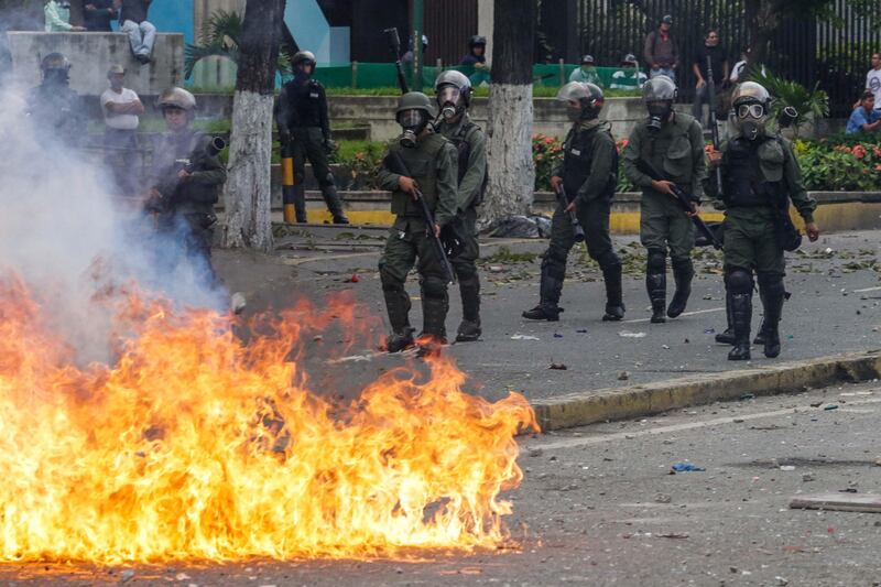 epaselect epa06104501 Opposition sympathizers clash with Venezuela security forces during a protest in Caracas, Venezuela, 22 July 2017. Several people were wounded at the capital when the National Bolivarian Guard (GNB) intervened in several citizen marches organized to support the new magistrates of the Supreme Court of Justice (SCJ), appointed by the National Assembly (NA).  EPA/Cristian Hernandez