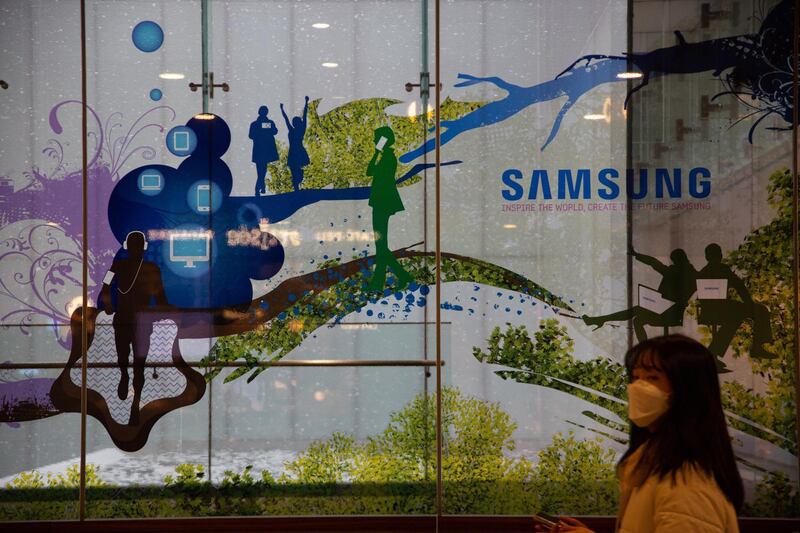 epa08970225 A South Korean woman walks past an advertisement of Samsung at the Samsung Electronics headquarters shop in Seoul, South Korea, 28 January 2021. The Company posted 61.55 trillion KRW (around 55.3 billion US dollar) in consolidated revenue and 9.05 trillion KRW (around 8.1 billion US dollar) in operating profit in the quarter that ended 31 December 2020.  EPA/JEON HEON-KYUN