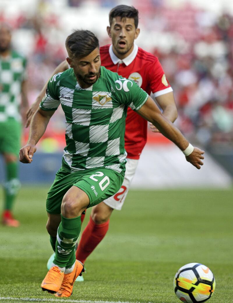 Moreirense's Portuguese forward Toze Carvalho (L) vies with Benfica's Portuguese forward Pizzi during the Portuguese league football match between Benfica and Moreirense at the Luz stadium in Lisbon on May 13, 2018. (Photo by JOSE MANUEL RIBEIRO / AFP)