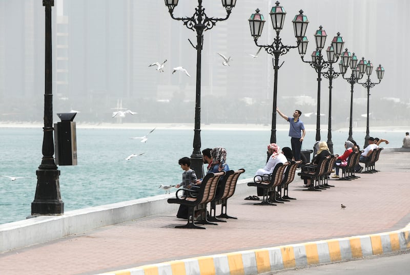 Abu Dhabi, United Arab Emirates - People enjoy the hazy weather along the Corniche. Khushnum Bhandari for The National