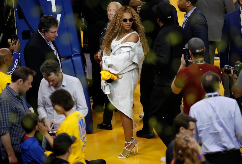 epa06700068 US performer Beyonce (C) and husband Jay-Z (R) leave their court side seats after the NBA Western Conference Semifinals basketball game one between the New Orleans Pelicans and the Golden State Warriors at the Oracle Arena in Oakland, California, USA, 28 April 2018.  EPA-EFE/JOHN G. MABANGLO  SHUTTERSTOCK OUT