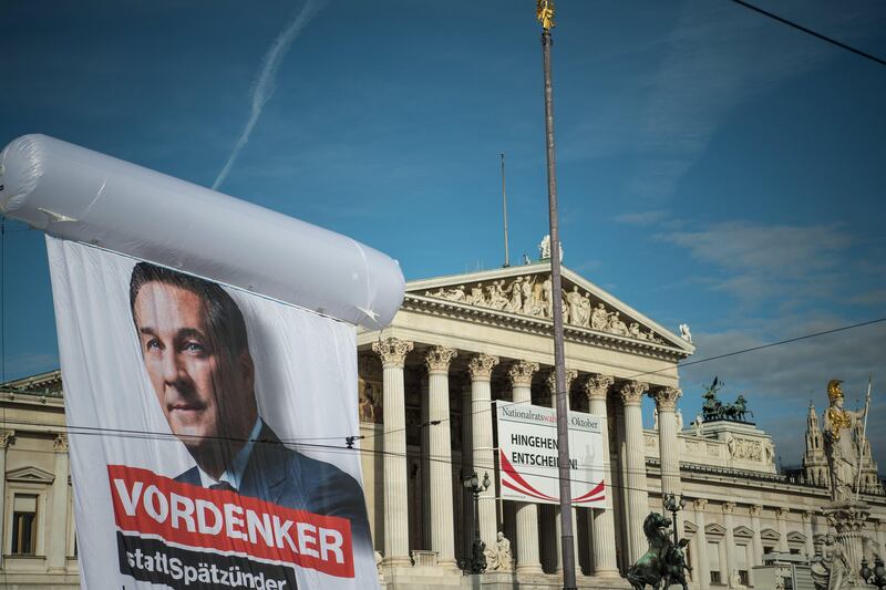 epa06258667 An election flag reading 'Vordenker statt Spaetzuender' (Mastermind instead of late starter), of leader of the right-wing Austrian Freedom Party (FPOe) Heinz-Christian Strache flies over the Austrian parliament building in Vienna, Austria, 11 October 2017. Lindner supports the NEOS party for the upcoming Austrian Federal elections, which will take place on 15 October 2017.  EPA/CHRISTIAN BRUNA