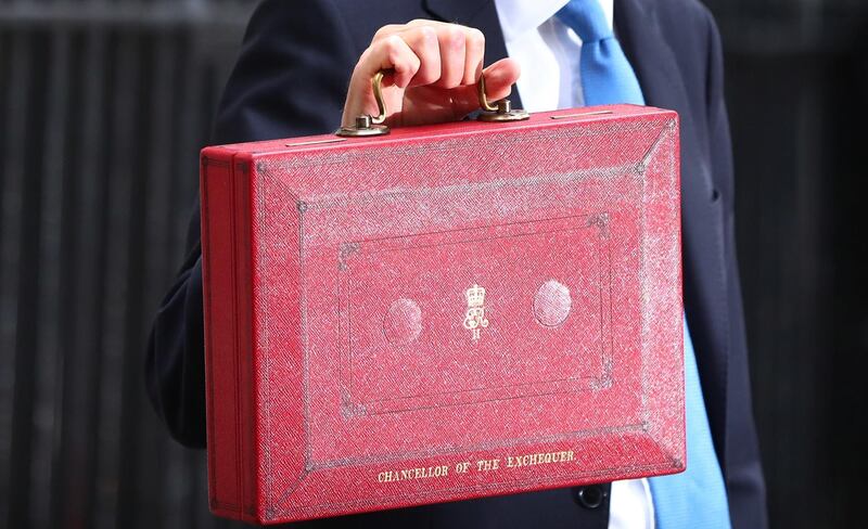 epa07128786 (FILE) - Britain's Chancellor of the Exchequer, Philip Hammond, leaves with the budget box at 11 Downing Street in London, Britain, 22 November 2017. On 29 October 2018, Philip Hammond, will deliver his budget to the British parliament, for the last time before the Britain leaves the EU..  EPA/NEIL HALL *** Local Caption *** 53911822