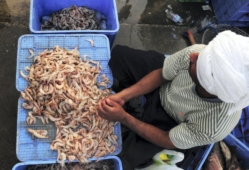 A Saudi vendor sells shrimp at a seafood market in Dammam August 4, 2009.   REUTERS/Stringer   (SAUDI ARABIA SOCIETY ANIMALS)