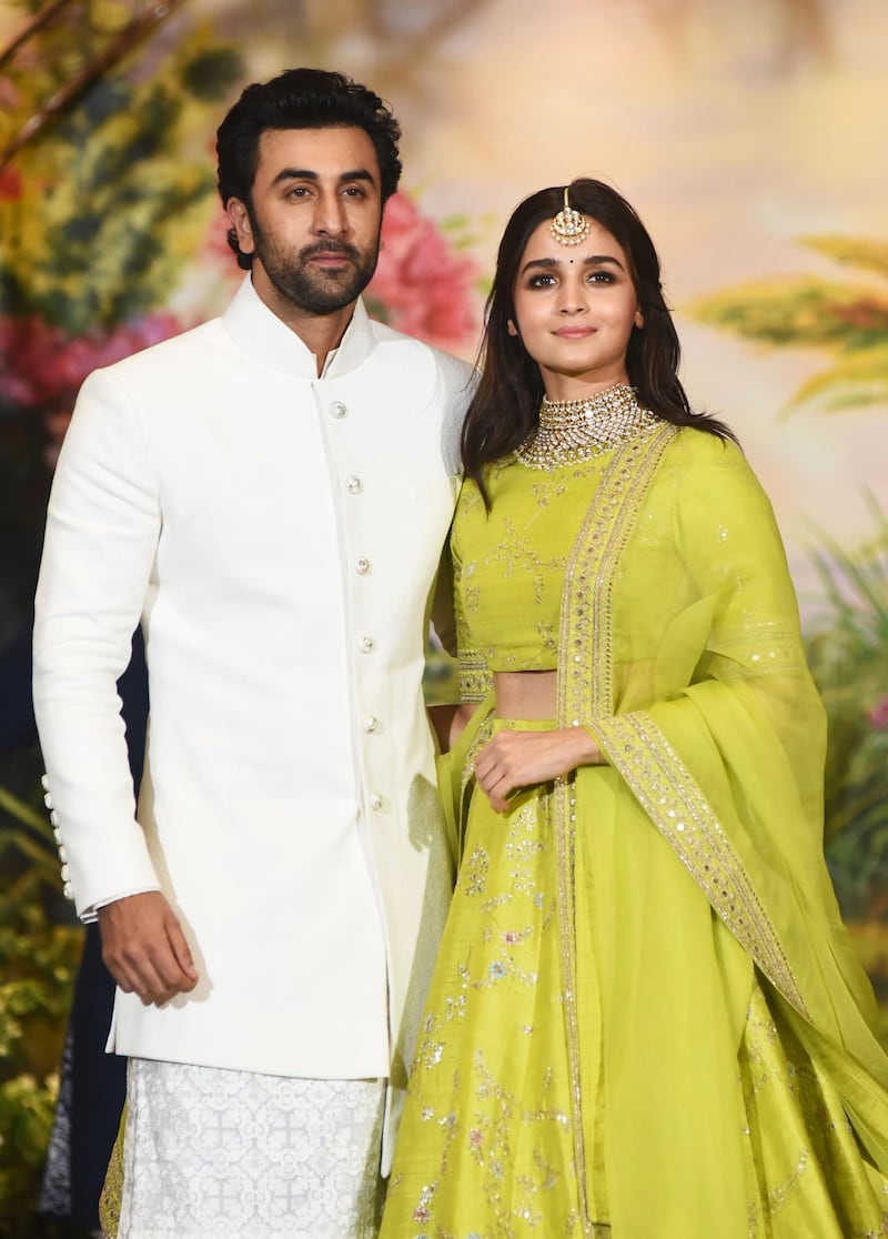 Indian Bollywood actors Ranbir Kapoor (L) and Alia Bhatt pose for a picture during the wedding reception of actress Sonam Kapoor and businessman Anand Ahuja in Mumbai late on May 8, 2018. / AFP PHOTO / Sujit Jaiswal