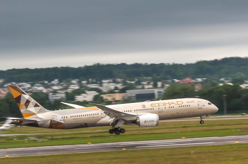 JTD8W8 Etihad airlines Deamliner Boeing 787-9 landing in Zurich airport