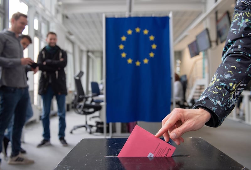 epa07578457 A woman drops in her absentee ballot for the European Parliament elections, at the newsroom of the magazine 'Der Stern' (lit: The Star) in Hamburg, Germany, 17 May 2019. Elections for the European Parliament will be held on 26 May 2019.  EPA/DAVID HECKER  ATTENTION: This Image is part of a PHOTO SET