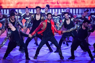 Bollywood actor Vicky Kaushal performs on stage during the 20th International Indian Film Academy (IIFA) Awards at NSCI Dome in Mumbai on September 18, 2019. / AFP / INDRANIL MUKHERJEE        
