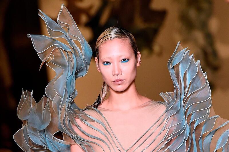 A model presents a creation by Iris Van Herpen during the 2018 spring/summer Haute Couture collection on January 22, 2018 in Paris. / AFP PHOTO / Bertrand GUAY