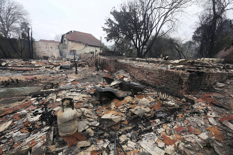 epa06018367 A general view showing destroyed house after a raging bush fire swept through the seaside town of Knysna, South Africa, 08 June 2017 (issued 09 June 2017). The town of 10, 000 people was evacuated late 07 June, after the fire swep tthrough the forests in the area and into the town. An estimated 150 houses where destroyed.  EPA/STR *** Local Caption *** 53574964