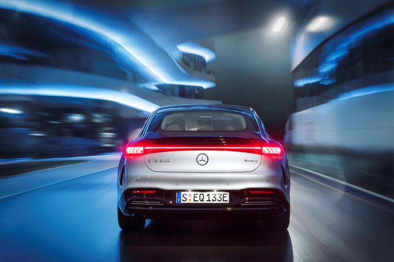 Mercedes-EQ, EQS 580 4MATIC, Exterieur, Farbe: hightechsilber/obsidianschwarz, AMG-Line, Edition 1;( Stromverbrauch kombiniert: 20,0-16,9 kWh/100 km; CO2-Emissionen kombiniert: 0 g/km);Stromverbrauch kombiniert: 20,0-16,9 kWh/100 km; CO2-Emissionen kombiniert: 0 g/km*

Mercedes-EQ, EQS 580 4MATIC, Exterior, colour: high-tech silver/obsidian black, AMG-Line, Edition 1; (combined electrical consumption: 20.0-16.9 kWh/100 km; combined CO2 emissions: 0 g/km);Combined electrical consumption: 20.0-16.9 kWh/100 km; combined CO2 emissions: 0 g/km