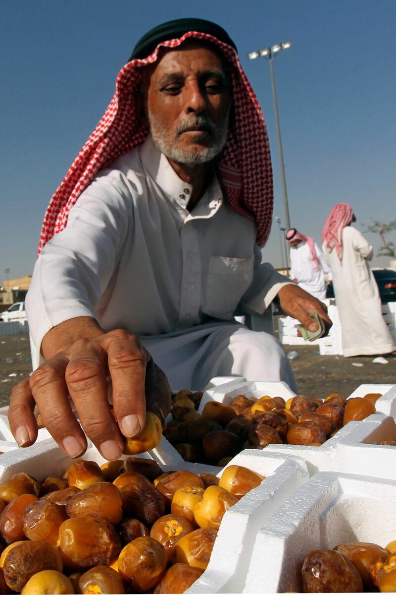 A Saudi man buys dates at the dates market in Riyadh, as Muslims prepare for the fasting month of Ramadan, July 4, 2013. REUTERS/Faisal Al Nasser (SAUDI ARABIA) *** Local Caption ***  RIY03_RIYADH-_0704_11.JPG