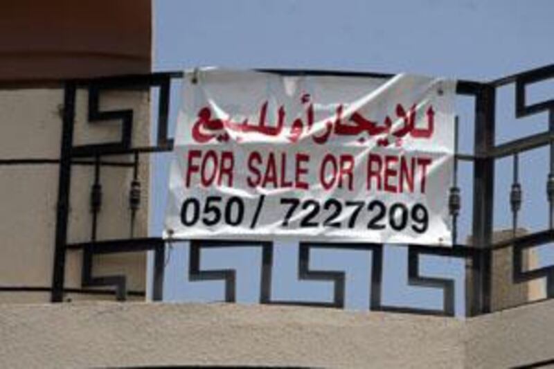 July 2, 2009 / Abu Dhabi / (Rich-Joseph Facun / The National) A to let sign advertises the availability of villas for rent in Abu Dhabi, Thursday, July 2, 2009.  *** Local Caption ***  rjf-0702-tolet010.jpg