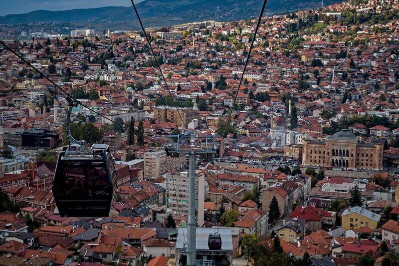 A picture taken on October 6, 2018 shows a cable car and with in background a panorama of Sarajevo, on the eve of Bosnian tripartite presidency election. Bosnians head to the polls on October 7 to elect leaders who will steer the future of a poor nation shackled by the communal divides that fuelled its brutal war more than two decades ago. / AFP / ANDREJ ISAKOVIC
