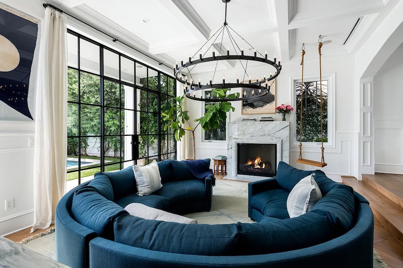 Statement decor channels Hamptons style in Los Angeles. Courtesy Engel & Volkers