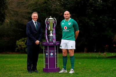 Ireland's coach Joe Schmidt (L) and captain Rory Best pose with the trophy during the 6 Nations Launch event in west London on January 24, 2018. / AFP PHOTO / ADRIAN DENNIS