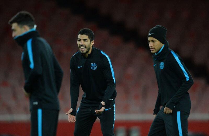Barcelona's Uruguayan striker Luis Suarez (C) and Brazilian striker Neymar attend a training session ahead of the UEFA Champions League round of 16 1st leg football match against Arsenal, at the Emirates Stadium in London on February 22, 2016.  Barcelona will play Arsenal at the Emirates Stadium in London on Tuesday February 23, 2016. / AFP / GLYN KIRK