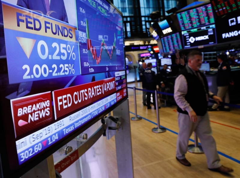 A screen displays the U.S. Federal Reserve interest rates announcement as traders work on the floor of the New York Stock Exchange (NYSE) in New York, U.S., July 31, 2019. REUTERS/Brendan McDermid