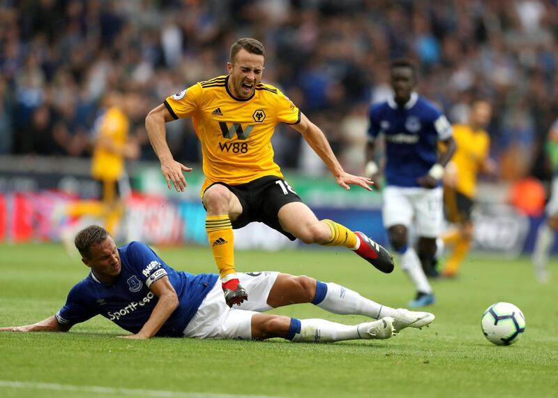 WOLVERHAMPTON, ENGLAND - AUGUST 11:  Phil Jagielka of Everton fouls Diogo Jota of Wolverhampton Wanderers, leading to Phil Jagielka of Everton recieving a red card during the Premier League match between Wolverhampton Wanderers and Everton FC at Molineux on August 11, 2018 in Wolverhampton, United Kingdom.  (Photo by David Rogers/Getty Images)