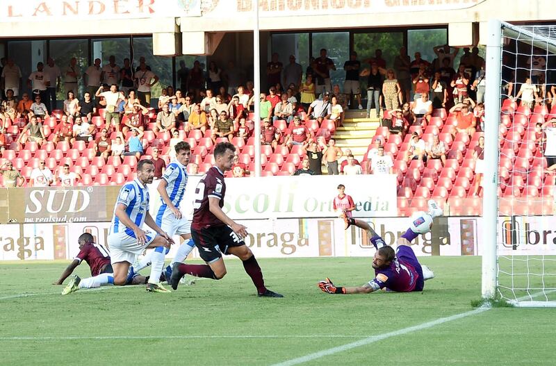 SALERNO, ITALY - AUGUST 24: Davide Bettella of Pescara Calcio scores the 1-0 owngoal during the Serie B match between Salernitana and Pescara Calcio at Stadio Arechi on August 24, 2019 in Salerno, Italy. (Photo by Francesco Pecoraro/Getty Images)