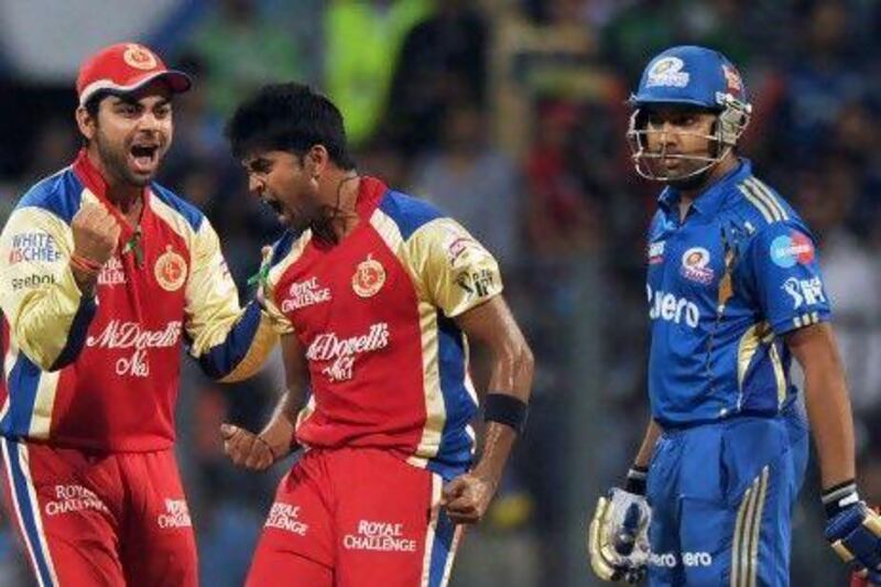Vinay Kumar, right, took two Mumbai wickets. Indranil Mukherjee / AFP
