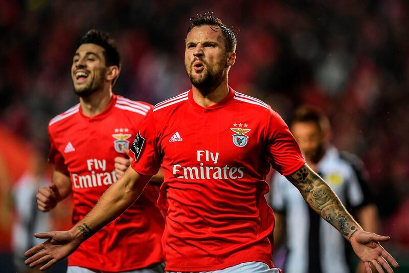 Benfica's Swiss forward Haris Seferovic (R) celebrates with his teammate Benfica's midfielder Pizzi Fernandes (L) after scoring during the Portuguese League football match between SL Benfica and CD Nacional at the Luz stadium in Lisbon on February 10, 2019. / AFP / PATRICIA DE MELO MOREIRA
