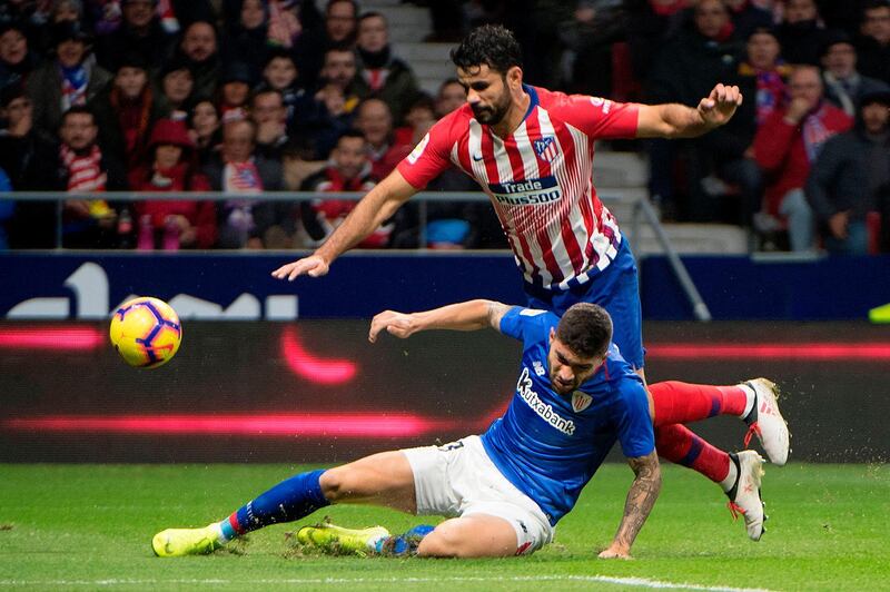 Athletic Bilbao's defender Unai Nunez Gestoso challenges Atletico Madrid's Spanish forward Diego Costa (R) during the Spanish league football match between Club Atletico de Madrid and Athletic Club Bilbao at the Wanda Metropolitano stadium in Madrid on November 10, 2018. / AFP / CURTO DE LA TORRE
