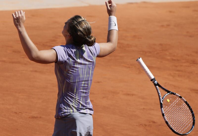 TOPSHOTSItaly's Sara Errani celebrates after winning against Poland's Agnieszka Radwanska during a French tennis Open quarter final match at the Roland Garros stadium in Paris on June 4, 2013.      AFP PHOTO / KENZO TRIBOUILLARD
 *** Local Caption ***  267766-01-08.jpg