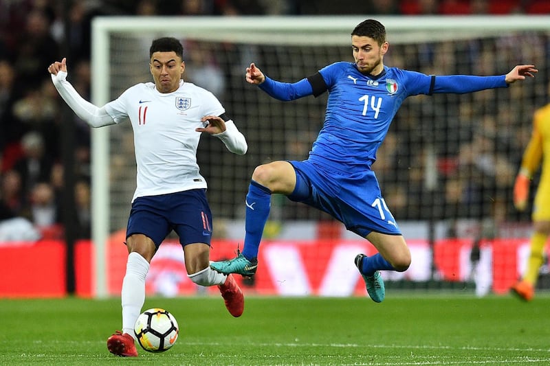Italy's midfielder Jorginho (R) vies with England's midfielder Jesse Lingard during the International friendly football match between England and Italy at Wembley stadium in London on March 27, 2018. / AFP PHOTO / Glyn KIRK