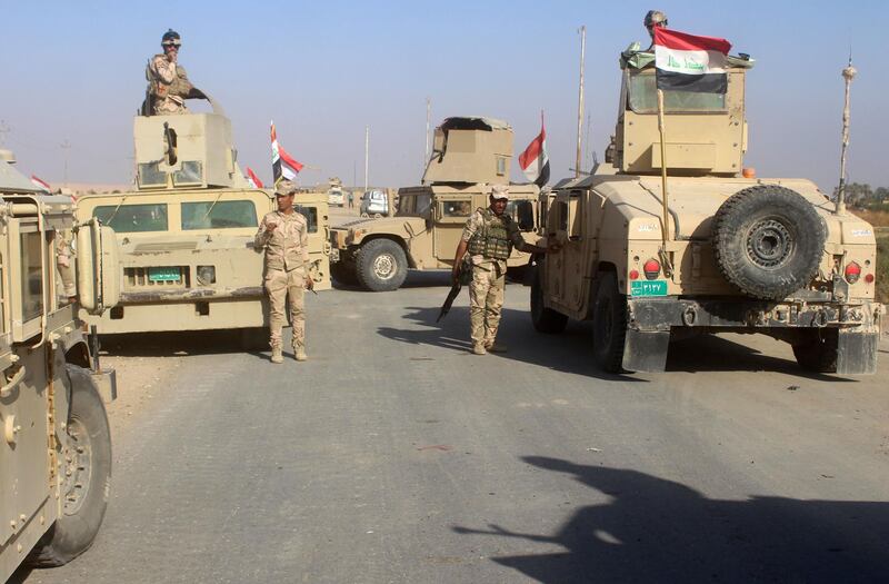 Iraqi security forces gather in the Rawa area during an operation to retake the Euphrates Valley town from the Islamic State group on November 11, 2017. / AFP PHOTO / STRINGER