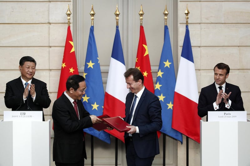 French President Emmanuel Macron and Chinese President Xi Jinping applaud as President of Airbus Commercial Aircraft, Guillaume Faury and Chairman of China Aviation Supplies Co. (CASC), Jia Baojun, shake hands during an agreement signing ceremony at the Elysee Palace in Paris, France March 25, 2019. Yoan Valat/Pool via REUTERS TPX IMAGES OF THE DAY