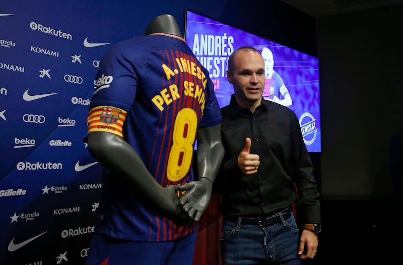Andres Iniesta gives the thumb up next to a shirt reading in Catalan: "Andres Iniesta forever" Manu Fernandez / AP Photo