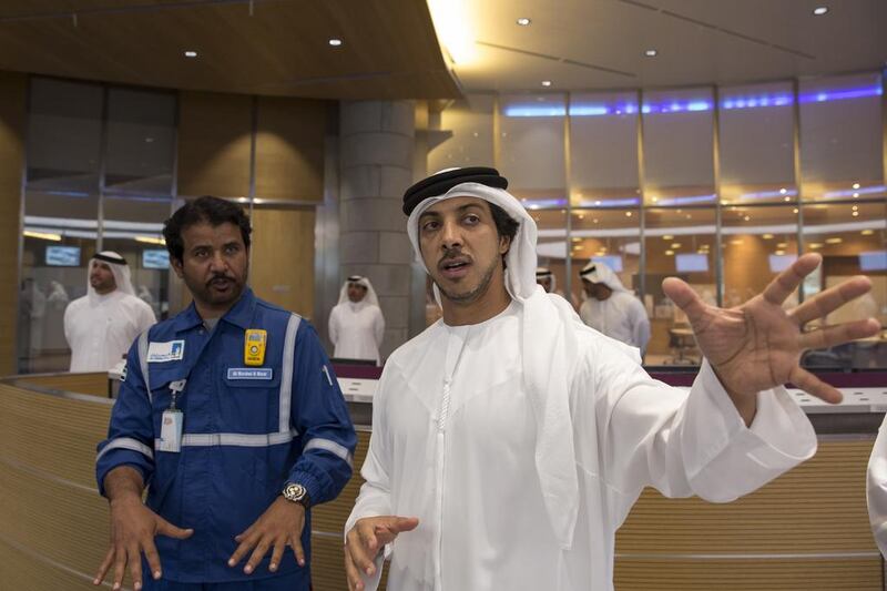 Sheikh Mansour bin Zayed Al Nahyan, Deputy Prime Minister and Minister of Presidential Affairs, speaks with an Al Hosn Gas employee. Ryan Carter / Crown Prince Court - Abu Dhabi