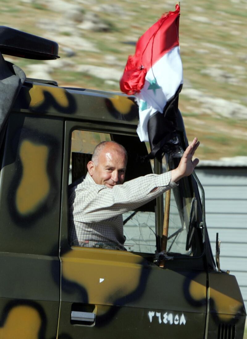 Withdrawing Syrian intelligence officer (Mukhabarat) salutes as he heads to Syria through the border crossing point of Masnaa 25 April 2005. Syria, which dominated its tiny neighbour for the past 29 years, has virtually completed the withdrawal of its troops, except for a small force staying to take part in an official send-off Tuesday. AFP PHOTO/RAMZI HAIDAR (Photo by RAMZI HAIDAR / AFP)