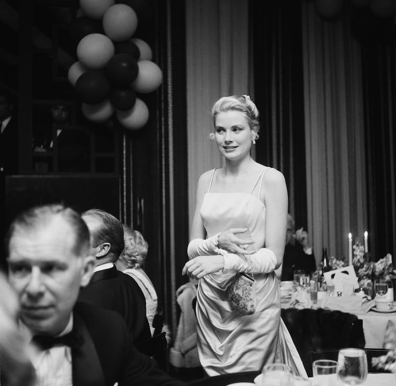 American actress Grace Kelly (1929 - 1982) attends the Academy Awards at the Pantages Theatre in Hollywood, California, 30th March 1955.   (Photo by Earl Leaf/Michael Ochs Archives/Getty Images)