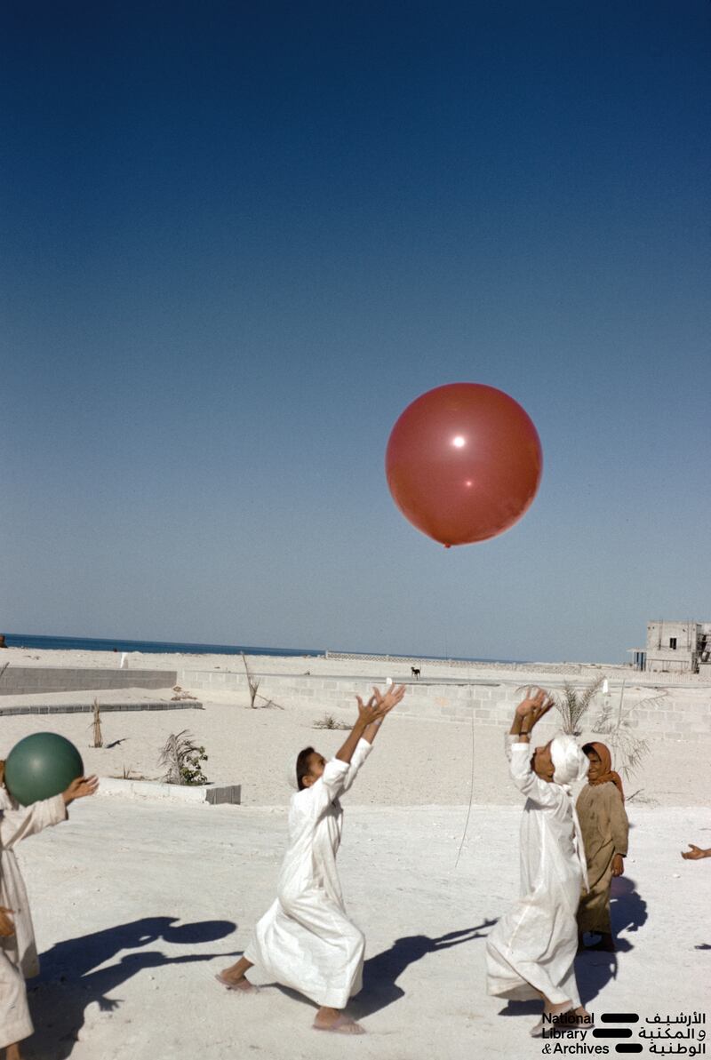 Children playing with balloons outside the ADMA house in Abu Dhabi, 1960-1962. Dr Alan Horan © UAE National Library and Archives