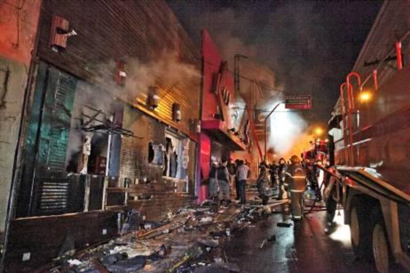 epa03558508 A handout photo released by the RBS Agency shows firefighters try to extinguish a fire that broke out at the Kiss nightclub in Santa Maria, 286 km from Porto Alegre, Rio Grande do Sul state, Brazil, early 27 January 2013. According to latest police sources, at least 245 people died and 48 were injured in the Kiss nightclub fire, believed to have started after a performing band lit fireworks.  EPA/GERMANO RORATTO / HANDOUT BRAZIL OUT, HANDOUT EDITORIAL USE ONLY/NO SALES/NO ARCHIVES *** Local Caption ***  03558508.jpg