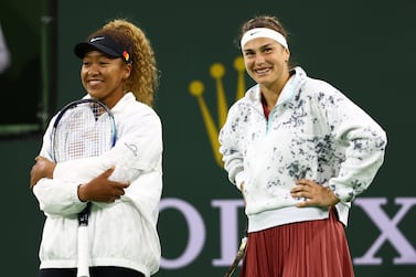 INDIAN WELLS, CALIFORNIA - MARCH 08: L-R Naomi Osaka of Japan and Aryna Sabalenka of Belarus in good spirits prior to playing in the Eisenhower Cup on Day 2 of the BNP Paribas Open at the Indian Wells Tennis Garden on March 08, 2022 in Indian Wells, California.    Clive Brunskill / Getty Images / AFP
