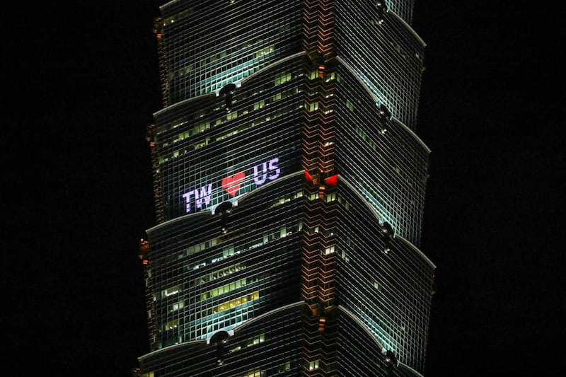 The Taipei 101 building lit up with a message reading 'TW hearts US'. Bloomberg