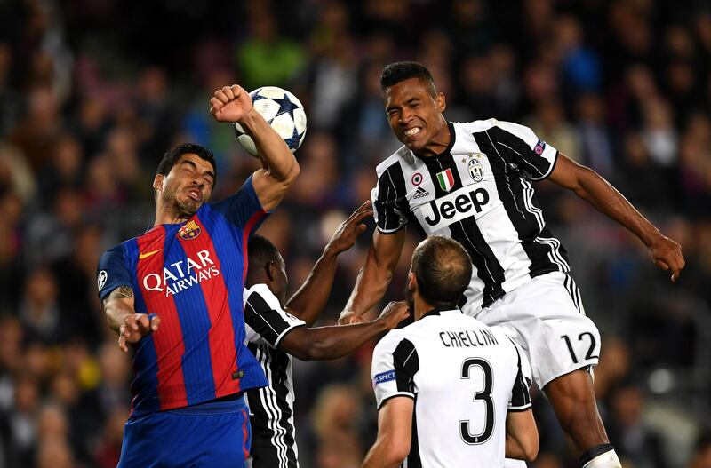 BARCELONA, SPAIN - APRIL 19: Luis Suarez of Barcelona and Alex Sandro of Juventus both attempt to win a header during the UEFA Champions League Quarter Final second leg match between FC Barcelona and Juventus at Camp Nou on April 19, 2017 in Barcelona, Spain.  (Photo by Shaun Botterill/Getty Images)