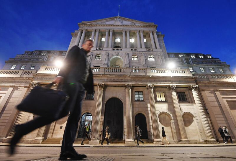 epaselect epa06354889 A pedestrian walks past the Bank of England in London, Britain, 28 November 2017. Bank of England Governor Mark Carney delivered the Banks Financial Stability Report 28 November.  EPA/ANDY RAIN
