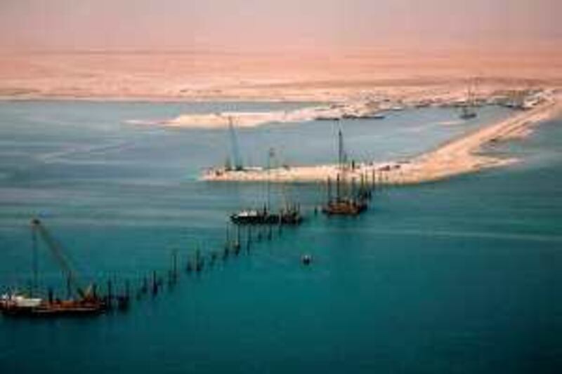 An undated picture made available by the Saudi national oil company Aramco on June 28, 2008 shows an aerial view of the construction progress on oil drilling pads in the Gulf off Manifa Bay, a natural shallow water harbour about 180 kms northwest of Dhahran. Oil prices hit fresh record highs above 142 dollars this week as a high-level energy summit between consumers and producers in the Saudi city of Jeddah failed to dampen the red-hot market. AFP PHOTO/ARAMCO/HO == RESTRICTED TO EDITORIAL USE ==