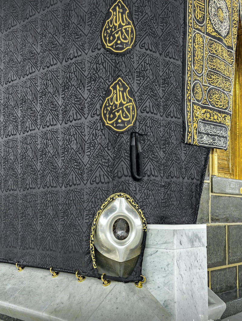 The black stone with Focus Stack Panorama. What is this technology? It is a technology in which images are combined with different clarity, in order to produce a single image with the greatest accuracy. Courtesy: Saudi Arabia General Presidency of the Grand Mosque and the Prophet's Mosque. 