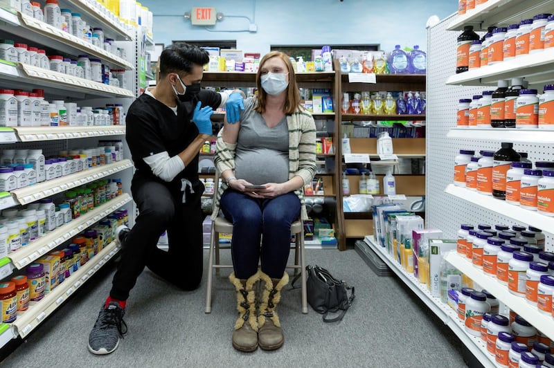Michelle Melton, who is 35 weeks pregnant, receives the Pfizer-BioNTech vaccine against the coronavirus disease (COVID-19) at Skippack Pharmacy in Schwenksville, Pennsylvania, U.S., February 11, 2021.  REUTERS/Hannah Beier/File Photo