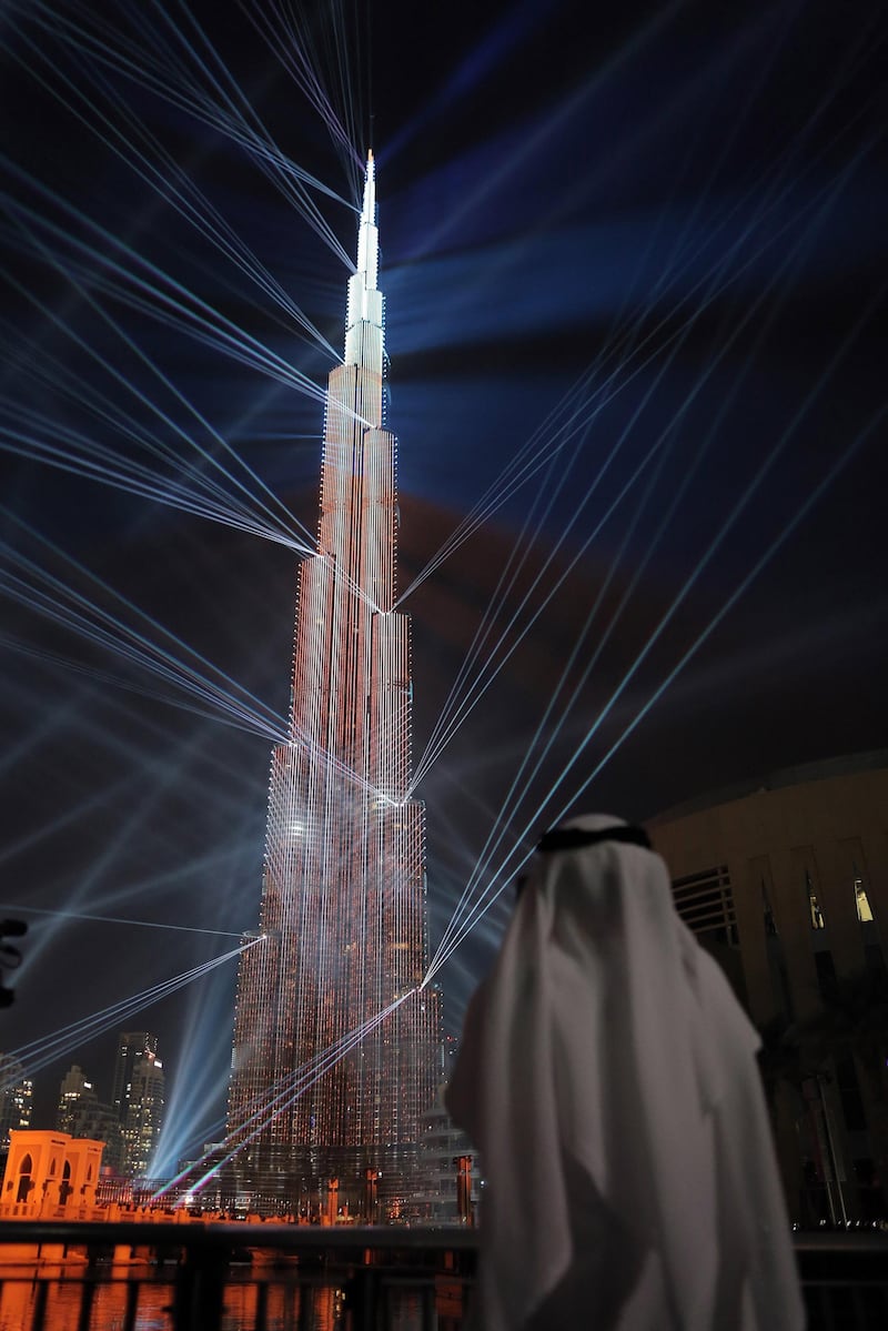 epa06411723 The Burj Khalifa lit up ready to usher in the New year during New Years celebrations in Dubai, United Arab Emirates, 31 December 2017.  EPA/Mahmoud Khaled